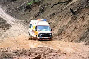 हल्द्वानी: हैड़ाखान मार्ग पर मलबा आने से 12 घंटे तक फंसी रही एबुलेंस