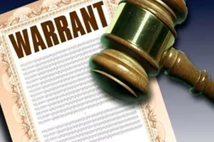 मऊ में पूर्व कोतवाल के खिलाफ गैर जमानती वारंट जारी, जानें मामला