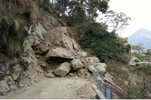 टनकपुर: मलबा आने से आठ घंटे बंद रहा पूर्णागिरि मार्ग