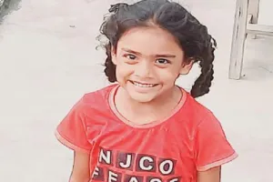 रामपुर: सड़क पार कर रही यूकेजी की छात्रा को रोडवेज बस ने रौंदा, मौत... गुस्साए ग्रामीणों ने की चालक की पिटाई