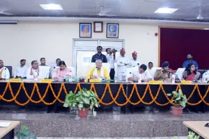 Etawah में प्रभारी मंत्री चौधरी लक्ष्मी नारायण बोले- गौशाला और गांवों मे रखे सफाई, योजनाओं का लाभ पात्रों को दें