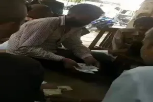 हरदोई: कचहरी में लगता है जुआरियों का मजमा, अधिवक्ता के तख्त पर ताश खेलते वीडियो हुआ वायरल 