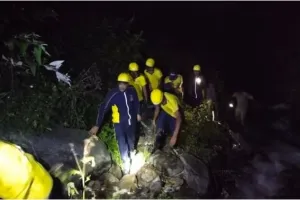 चमोली: सलूड़ में एक कार अनियंत्रित होकर 100 मीटर गहरी खाई में जा गिरी, एक की मौत, 4 घायल 