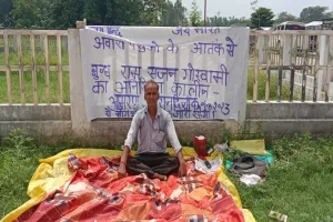 बहराइच: छुट्टा मवेशियों से परेशान ग्रामीण अनशन पर बैठा, तहसील प्रशासन में मचा हड़कंप