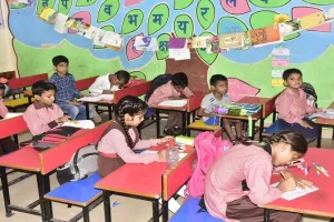 मुरादाबाद : बिना कक्षा, शिक्षकों के संवारा जा रहा बच्चों का भविष्य