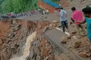 मणिपुर में भूस्खलन से राजमार्ग अवरूद्ध, कम से कम 500 वाहन फंसे 