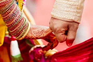 रामपुर: परिजन बनें दीवार तो प्रेमी जोड़े ने मंदिर में रचाई शादी, जानिए पूरा मामला