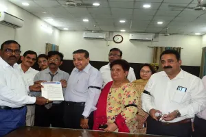 आजमगढ़ प्रकरण : प्रधानाचार्य और अध्यापक की गिरफ्तारी पर भड़के शिक्षक, काली पट्टी बांधकर जताया विरोध