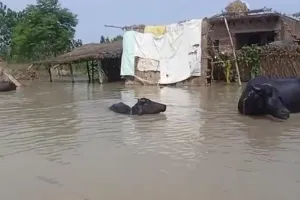 अमरोहा: जिले के कई गांवों में घुसा नदी का पानी, सुरक्षित स्थानों पर जा रहे लोग  