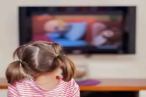 किशोरों-बच्चों के अधिक समय तक टीवी-मोबाइल देखने से घटी नींद, मानसिक स्वास्थ्य पर पड़ रहा असर