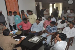 संभल: ईओ के सामने भिड़े सेवानिवृत सफाई कर्मी व लिपिक, हंगामा