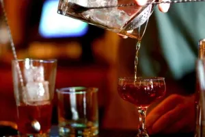 हल्द्वानी: भोजनालय में शराब परोसने वाला पुलिस के हत्थे चढ़ा