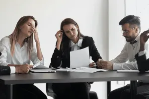 अधिकांश कर्मचारी अपने कार्यस्थल पर अच्छा महसूस नहीं करते: सर्वे 