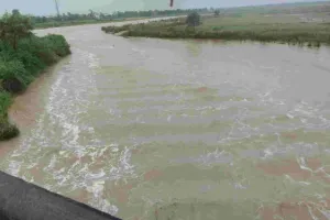काशीपुर: ढेला नदी उफान पर, मंदिर की दीवार नदी में समाई