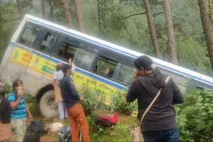 उत्तरकाशी:  पेड़ पर अटकी रोडवेज की बस, सवारियों को रेस्क्यू किया