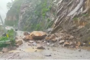 ऋषिकेश: बारिश के चलते नीलकंठ मार्ग पर हुआ भारी भूस्खलन