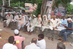 Mahoba News: मांगों को लेकर किसानों ने धरना प्रदर्शन कर जताया विरोध, आरपार की लड़ाई लड़ने का दिया अल्टीमेटम