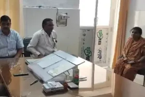 Mahoba News: महिला चीफ फार्मासिस्ट के साथ फार्मासिस्ट ने किया अभद्र व्यवहार, सीएमओ ने जांच का दिया आश्वासन