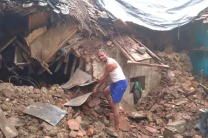 Mahoba News: रुक-रुककर हो रही बारिश, मकान गिरने से किशोरी की मौत, दो दर्जन से ज्यादा मकान धराशाई, लोग हुए बेघर