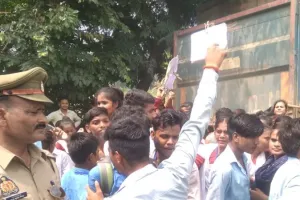 Mahoba में सड़कों पर उतरे छात्र-छात्राएं, ध्वस्त मार्ग के निर्माण को लेकर लगाया जाम, घंटों यातायात रहा बाधित