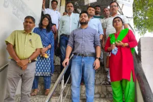 Mahoba News: मांगों को लेकर अधिकारियों और कर्मचारियों ने किया प्रदर्शन, डेढ़ घंटे तक कामकाज रहा ठप