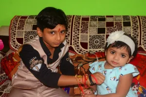मुरादाबाद : बहनों ने भाई की कलाई पर बांधी राखी, की दीर्घायु की कामना