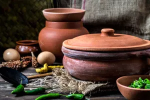 Earthen Utensils: मिट्टी के बर्तन में खाना बनाने के फायदे 