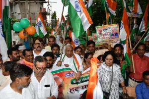 Kanpur: भारत माता की जय उद्घोष के बीच निकाली तिरंगा यात्रा, पचौरी का आह्वान कार्यकर्त्ता अपने वार्ड में लगवाये झंडा