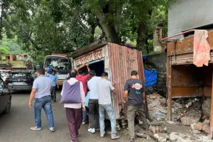 गरमपानी: एक दर्जन से ज्यादा अतिक्रमणकारियों ने छोड़ दी एनएच की जमीन