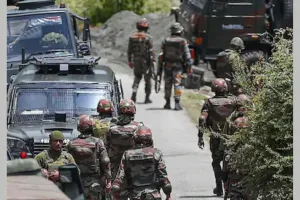 जम्मू-कश्मीर : कुलगाम में शुक्रवार को हुई मुठभेड़ में तीन जवानों की हत्या करने वाले आतंकवादियों की तलाश जारी 