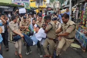 रामनगर: युवक कांग्रेस ने काले गुब्बारों के साथ मुख्य मंत्री के खिलाफ किया प्रदर्शन           