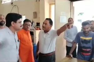 रामनगर: विद्युत आपूर्ति ठप होने से भड़के लोगों की अधीक्षण अभियंता से हुई  नोकझोंक   