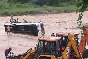 रामनगर: धनगढ़ी नाले के उफनाये नाले में पलटी बस, यात्री सुरक्षित                  