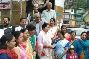 भवाली: आजादी के मतवालों को किया याद, चौराहे पर किया ध्वजारोहण