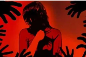 मेरठ: ठेकेदार ने अपने दोस्तों संग मजदूर की पत्नी के साथ किया गैंगरेप, वीडियो बनाकर ब्लैकमेल कर चार दिन तक की दरिंदगी 