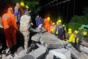 चमोली: भर-भराकर गिरा मकान, चार लोग दबे, 2 की मौत