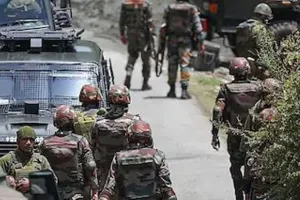 जम्मू-कश्मीर: कुलगाम में गोलीबारी में सेना के तीन जवान शहीद, इलाके में तलाशी अभियान जारी