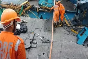 महाराष्ट्र में समृद्धि एक्सप्रेसवे निर्माण के दौरान पुल के स्लैब पर गिरी क्रेन, 17 श्रमिकों की मौत