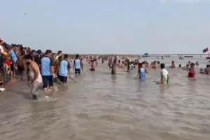 बदायूं: गंगा स्नान कर रहे श्रद्धालुओं पर फ्लड पीएसी ने बरसाई लाठी, वीडियो वायरल