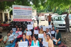 लखनऊ: ट्रांसफर निरस्त होने पर शिक्षकों का बेसिक शिक्षा निदेशालय पर प्रदर्शन, गृह जनपद में नियुक्ति की लगाई गुहार