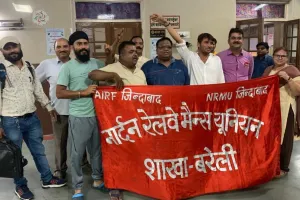 बरेली: जंक्शन को वापस मिली लखनऊ मेल, एनआरएमयू ने मनाया जश्न