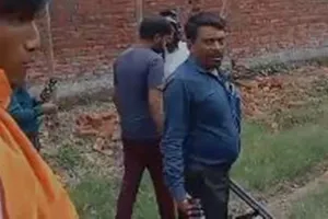 बरेली: जमीन पर कब्जा लेने बंदूक लेकर पहुंचा शख्स, वीडियो वायरल