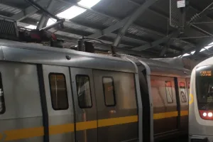 दिल्ली में मेट्रो के सामने कूदा 40 वर्षीय व्यक्ति, मौके पर मौत 