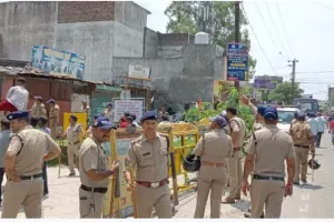 हरिद्वार: जेसीबी की मदद से ध्वस्त किए गए धार्मिक स्थल, महिलाओं ने काटा हंगामा 