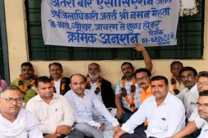 बांदा: एसडीएम से खफा होकर क्रमिक अनशन पर बैठे अधिवक्ता
