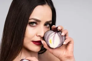  अगर आप भी हेयर फॉल और डैंड्रफ की समस्या से हैं परेशान, लगाएं प्याज के ये हेयर मास्क, जल्द दिखेगा फायदा