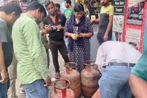 हल्द्वानी: घरेलू सिलेंडर से जल रहा रेस्टोरेंट का चूल्हा, सिटी मजिस्ट्रेट ने मारा छापा