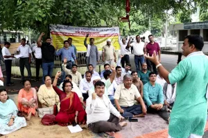 लखनऊ: लविवि में ऐडेड कॉलेजों के शिक्षकों ने किया प्रदर्शन, 42 सूत्रीय मांगों को लेकर सौंपा ज्ञापन