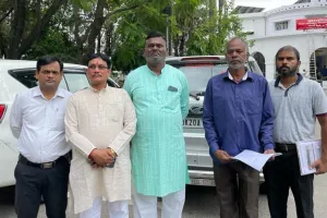 बरेली: प्राथमिक विद्यालय के निर्माण में कर दिया खेल, जिलाधिकारी से की शिकायत