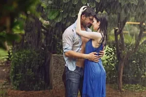 बारिश के मौसम में पार्टनर के साथ लाइफ में भरना चाहते हैं प्यार के रंग, इन टिप्स को आजमाएं 